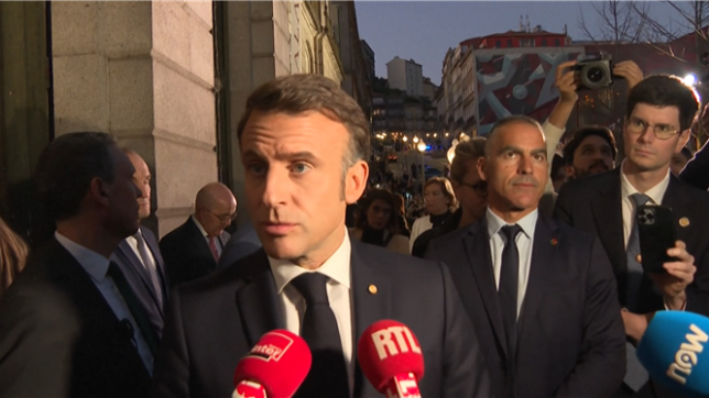 Il y a un agresseur qui est la Russie, il y a un peuple agressé qui est l'Ukraine, réagit Emmanuel Macron depuis le Portugal, après la rencontre entre Trump et Zelensky qui a tourné à l'affrontement verbal.