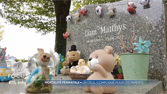 Chaque année en Belgique, près de 1 % des nouveau-nés décèdent en fin de grossesse ou dans les jours qui suivent la naissance. Ces drames, souvent méconnus, laissent les familles dans une douleur immense, où la reconnaissance de leur deuil devient une étape essentielle.