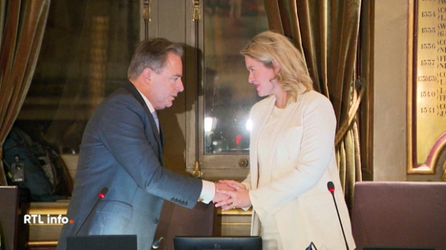 A la côte flamande, la population vieillit de plus en plus. Pendant ce temps, Anvers se tourne vers l'avenir avec l’arrivée de sa nouvelle bourgmestre de 35 ans, une personnalité médiatisée au nord du pays.