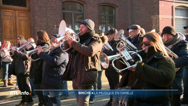 Le carnaval de Binche, ce n'est pas que le défilé des gilles le mardi gras. Un patrimoine immatériel qui ne serait rien sans ses musiciens. Souvent de père en fils, avec un rôle crucial: celui de la transmission d'un folklore unique, de générations en générations.
