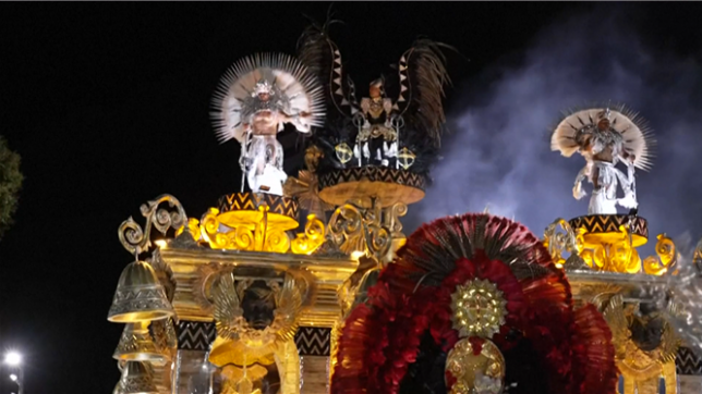 Rio de Janeiro lance le premier jour de ses célèbres défilés du carnaval. Au Sambodrome géant de Rio, les douze meilleures écoles de samba s'affronteront du dimanche au mardi dans un nouveau format de trois jours, au lieu des traditionnels deux jours.