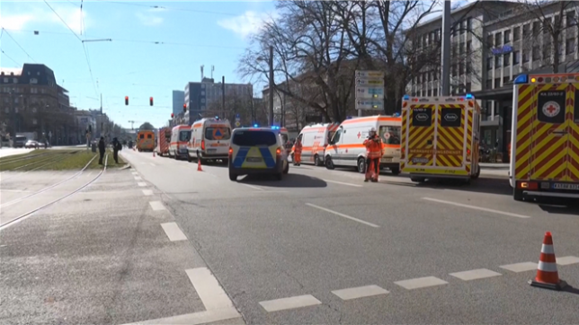 Une voiture a percuté des passants dans la ville de Mannheim, en Allemagne. La police appelle les citoyens à rester chez eux.