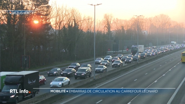 Le chantier du carrefour Léonard est entré dans une nouvelle phase aujourd'hui. Jusqu'à la fin de l'année, dans le tunnel de la E411, la circulation ne se fait que sur une seule bande, que ce soit vers Bruxelles ou vers Namur. Il faut désormais, encore un peu plus, prendre son mal en patience.