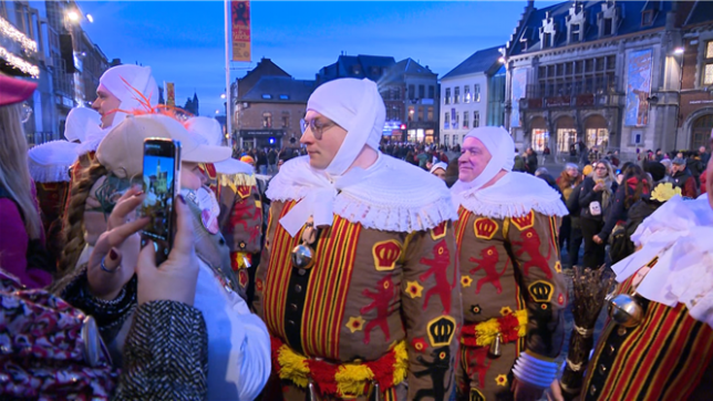 C'est mardi gras au carnaval de Binche: les Gilles sont prêts au ramassage