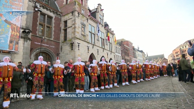 Le mardi gras, c'est l'apogée du carnaval à Binche. Les Gilles ont débuté le ramassage aux petites heures ce matin.