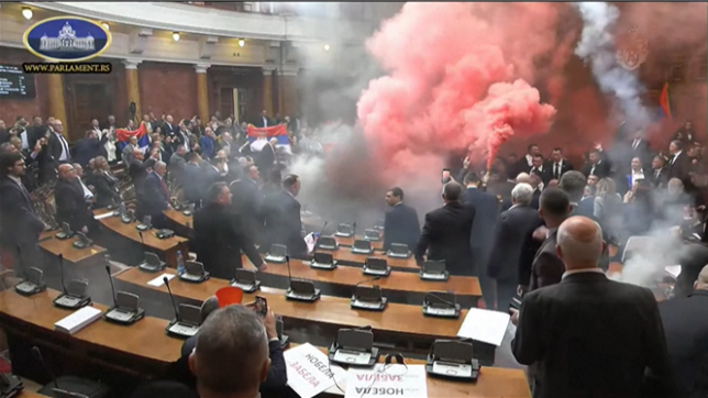 Scène de chaos au Parlement serbe: des fusées et gaz lacrymogènes tirés en pleine session législative