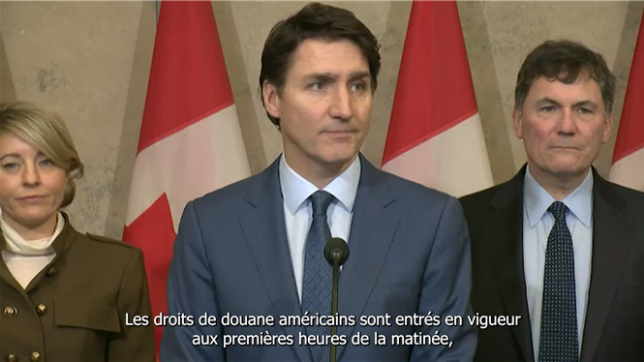 Le Premier ministre canadien Justin Trudeau déclare que le Canada riposte en imposant des droits de douane de 25% sur certains produits américains, pour un montant total de 155 milliards de dollars canadiens (102 milliards d'euros), alors que les droits de douane américains sur le Canada, le Mexique et la Chine sont entrés en vigueur.