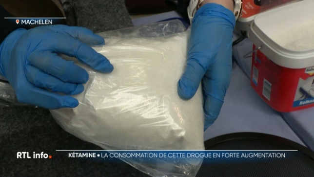 C'est une drogue de plus en plus présente chez nous, c'est ce que révèle une étude de l'Université d'Anvers. Les Belges en consomment entre 7 et 11 fois plus qu'en 2012. En 2024, près de 170 kg de kétamine ont été saisis dans les aéroports de Zaventem et de Liège.