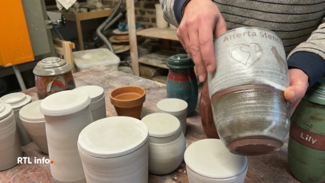A Meeffe (Wasseiges), en province de Liège, un artiste crée des urnes funéraires pour animaux de compagnie. Ses réalisations sont entièrement personnalisables selon les souhaits de chacun, avec des couleurs et selon des formes bien différentes.