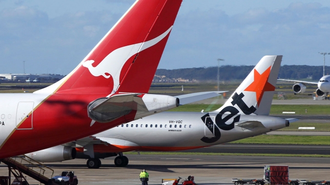 "Je devais faire quelque chose": des passagers maîtrisent un adolescent armé tentant de monter à bord d'un avion en Australie 