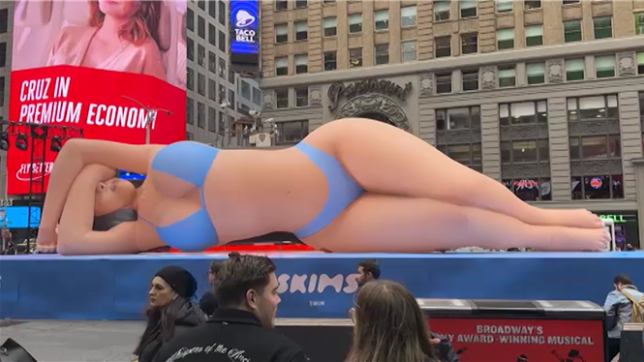 Pour promouvoir sa nouvelle collection de maillots de bain, la marque SKIMS a installé une poupée gonflable géante à l'effigie de Kim Kardashian en plein cœur de Times Square.
