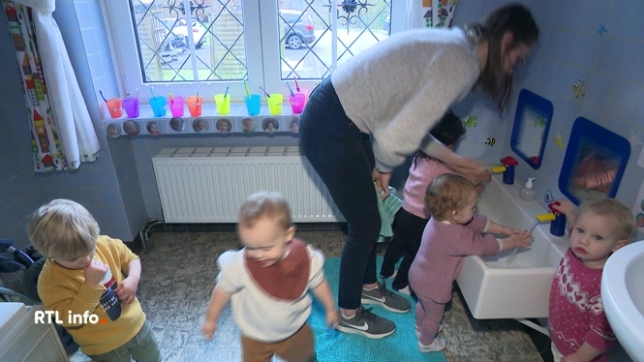 Il y a un manque structurel de places d'accueil en Fédération Wallonie-Bruxelles, et de nombreuses crèches privées font faillite. 2 entrepreneurs ont décidé de sauver 2 crèches non subventionnées en province de Luxembourg.