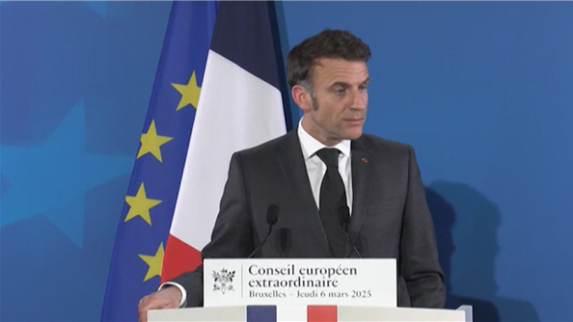 Ce jeudi, la Russie a notamment comparé Emmanuel Macron à Hitler et à Napoléon. Ces propos font suite à l'allocution du président français ce mercredi, qui a souhaité sensibiliser les Français au contexte géopolitique compliqué et à la menace que représente la Russie. Lors du sommet européen extraordinaire organisé à Bruxelles, Emmanuel Macron a pu réagir aux propos russes.
