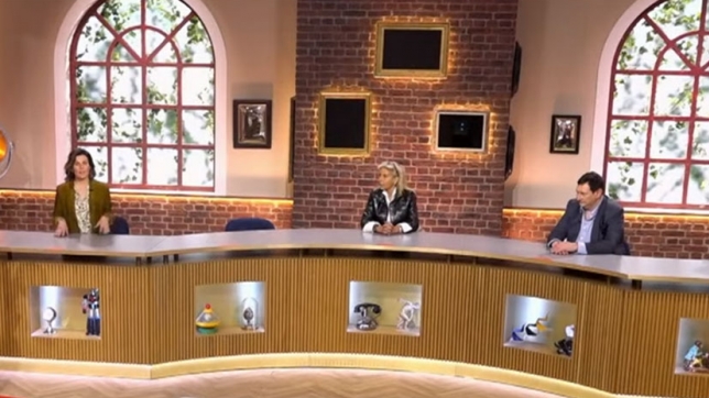 Elle vole un objet d'une valeur de 1