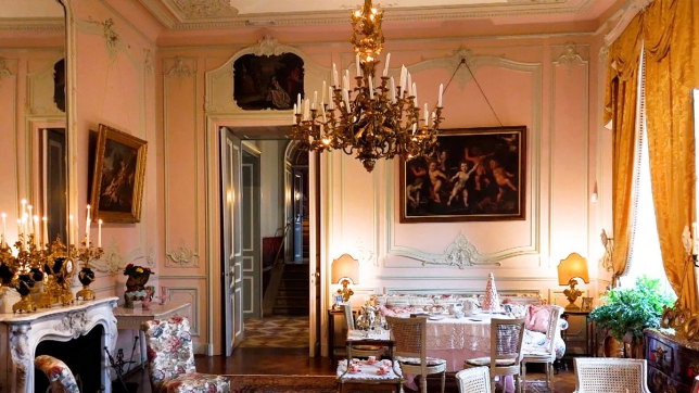 Baignoire à champagne, lustres en verre de Murano… l'incroyable transformation du château de Louvignies