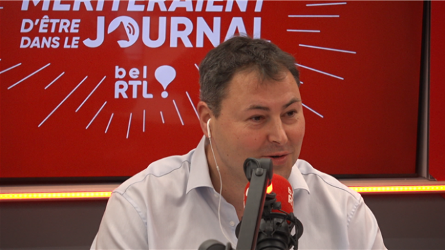 Benjamin Maréchal, l’animateur de Ils mériteraient d’être dans le journal, a été frappé cette semaine par une extinction de voix en plein direct, causée par une pharyngite soudaine. Pour tenter de récupérer, il a même sollicité les conseils de la chanteuse Jeanne Mas.