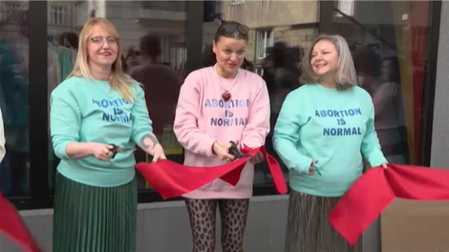 A la veille de la Journée mondiale de la Femme, des militantes féministes inaugurent un centre d'assistance à l'avortement à quelques pas du Parlement à Varsovie, en Pologne, où le droit à l'IVG est l'un des plus restrictif en Europe.