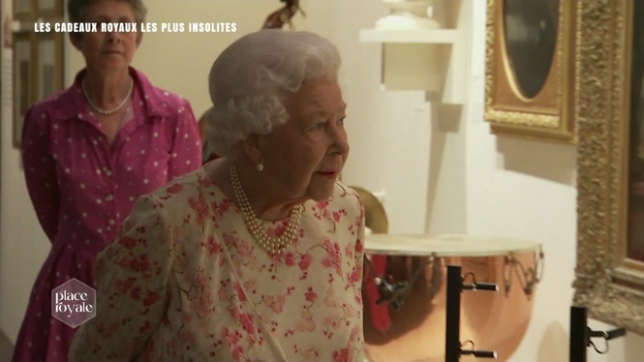 Au cours de leur règne, les Rois et Reines reçoivent des centaines de cadeaux, parfois à chacune de leur visite. Comment gâter un souverain qui a déjà tout ? Que faire de tous ces cadeaux ?