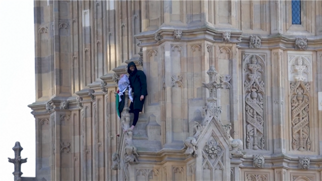 Un homme escalade Big Ben à Londres avec un drapeau palestinien