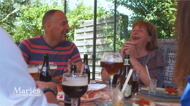 Un mois après leur mariage, Gérard et Lucie retrouvent les amis du marié pour partager leurs souvenirs. Entre anecdotes de cérémonie et révélations sur leur lune de miel, le couple se confie avec humour et complicité.
