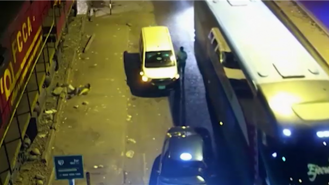 Un train lui roule dessus... il survit avec une blessure légère au bras gauche