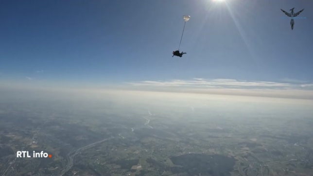 Le soleil de ce week-end a boosté les réservations, mais faire le grand saut, ça ne s'improvise pas. Les novices n'ont pas d'autre choix que le saut en tandem
