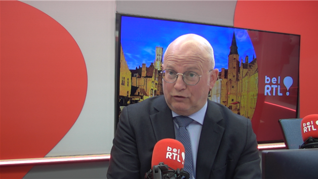 Le ministre de la Mobilité, Jean-Luc Crucke, était l'invité de Martin Buxant ce matin sur bel RTL.
Il a notamment été question des travaux du carrefour Léonard qui sont à la base de nombreux embarras de circulation depuis plusieurs mois.