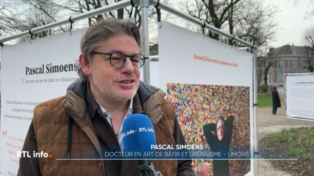 A travers une série de photographies en grand format, l'exposition propose aux visiteurs de découvrir l'envers du décor du doctorat. L'exposition urbaine vise à humaniser la perception que l'on peut avoir de la recherche universitaire. Visite guidée avec Marc Demoustiez.