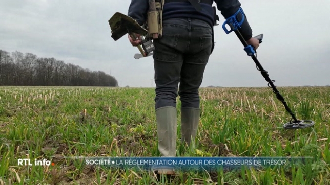Avec un détecteur de métaux, ils cherchent des objets qui présentent un intérêt patrimonial. Depuis 2019, ils ont l'obligation d'avoir un permis spécifique pour effectuer ce type de recherches. Explications et rencontres avec Sébastien Prophète.