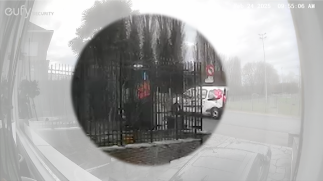 Ali, un habitant de Diegem, a eu la mauvaise surprise de voir son colis déposé derrière la grille de sa maison en son absence. Quelques heures plus tard, une famille a subtilisé son paquet sans grand encombre.