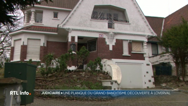 Des enquêteurs ont mené une vaste opération dans une maison de Loverval, un lieu a priori destiné à la torture. 10 personnes ont été arrêtées. Elles voulaients kidnapper un proche d'un multimillionnaire en cryptomonnaie.