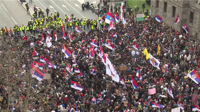 Des milliers de manifestants, emmenés par des étudiants, arrivent devant le Parlement serbe pour participer à un nouveau rassemblent contre la corruption, qui s’annonce massif. Les manifestations s'enchaînent dans le pays depuis l'accident de la gare de Novi Sad le 1er novembre, qui a causé la mort de 15 personnes lorsque l'auvent en béton du bâtiment tout juste rénové s'est écroulé.