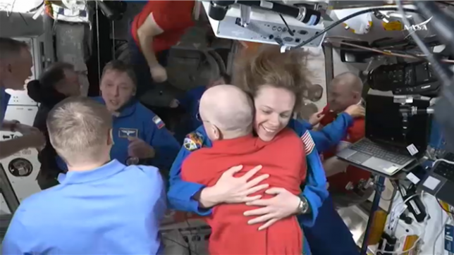 Une nouvelle équipe d'astronautes a rejoint les membres de l'équipage bloqués depuis neufs mois dans l'ISS.