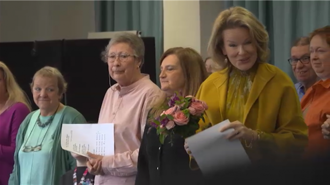 La reine Mathilde a participé lundi à un atelier de chant au Théâtre royal de la Monnaie à Bruxelles. Cet atelier intergénérationnel s'inscrit dans le cadre du programme social Un pont entre deux mondes de la Monnaie.
