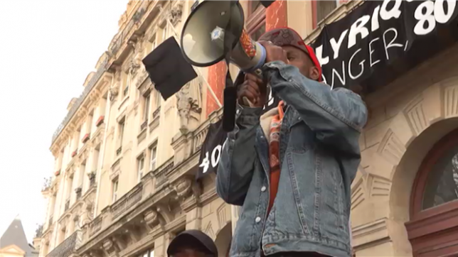 Près de 450 jeunes migrants pourraient être expulsé manu militari ce mardi matin. Ils occupent le théâtre de la Gaîté lyrique à Paris depuis plusieurs mois. Des policiers ont repoussé peu avant 6 h 00 un cordon formé par des militants.
