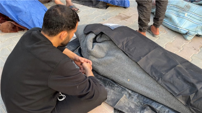 Des personnes en larmes veillent les dépouilles de leurs proches à l'hôpital Al-Shifa de Gaza après des frappes israéliennes dans la bande de Gaza d'une violence sans précédent depuis le début de la trêve le 19 janvier. Le ministère de la Santé du gouvernement du Hamas pour la bande de Gaza annonce un nouveau bilan d'au moins 330 morts.