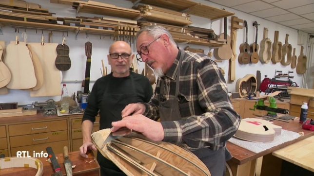 Installé à Saint-Nicolas, Renzo Salvador transmet son savoir-faire à des stagiaires non-professionnels. Un apprentissage qui dure une année, à raison d'un cours par semaine. Rencontre avec un luthier passionné et quelques élèves.