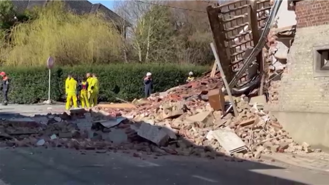 Une explosion a été entendue et observée par une personne qui nous a contactés via le bouton orange Alertez-nous ce jeudi matin vers 8h, route de la Hesbaye à Eghezée. Sur place, le voisinage témoigne et raconte: des tremblements ont été ressentis par les habitants aux alentours.  Les pompiers, actuellement en intervention, confirment. Le bâtiment s'est complètement effondré. L'incident est lié à une fuite de gaz. La police affirme néanmoins que le gaz ne passait pas dans la rue. Il s'agirait donc d'une réserve qui se situait dans le jardin.