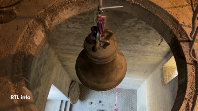 Après 46 ans de silence, les cloches de l'église Saint-Loup à Namur ont retrouvé leur voix. Grâce à l'ajout d'une septième cloche datant de 1423, le quartier résonne à nouveau entre 9h et 21h.