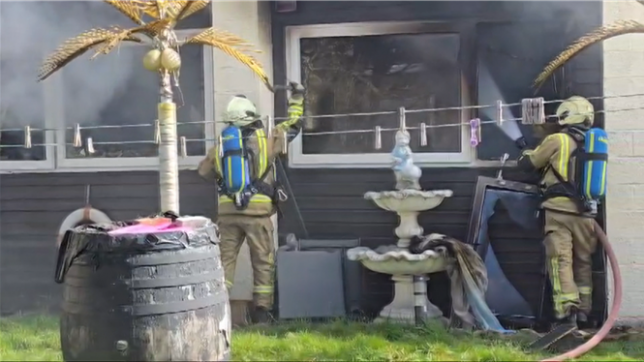 Le feu s’est déclaré, peu près midi, dans une maison en bois de Lodelinsart, près de Charleroi. Les lieux sont occupés par une octogénaire, atteinte de démence. Elle ne s’était pas rendu compte que sa maison était en train de brûler. Heureusement elle avait rendez-vous avec son infirmière. Celle-ci a pu la sauver en arrivant sur place à temps.