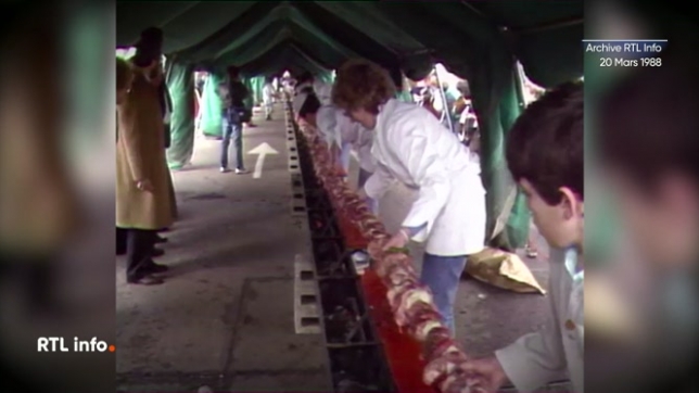 En 1988, à Charleroi, une équipe de l'Institut Saint-Joseph a établi le record du monde de la plus grande brochette, mesurant près de 60 mètres de long.