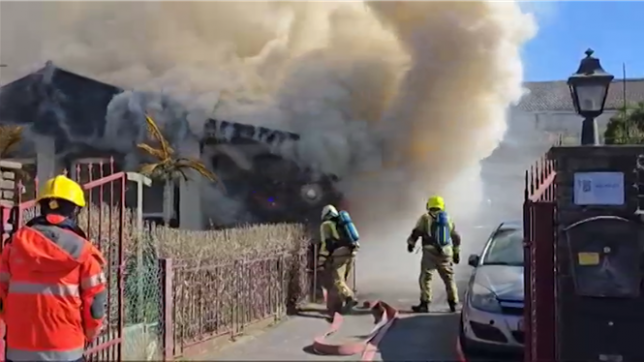 Le feu s’est déclaré, peu près midi, dans une maison en bois de Lodelinsart, près de Charleroi. Les lieux sont occupés par une octogénaire, atteinte de démence. Elle ne s’était pas rendu compte que sa maison était en train de brûler. Heureusement elle avait rendez-vous avec son infirmière. Celle-ci a pu la sauver en arrivant sur place à temps.