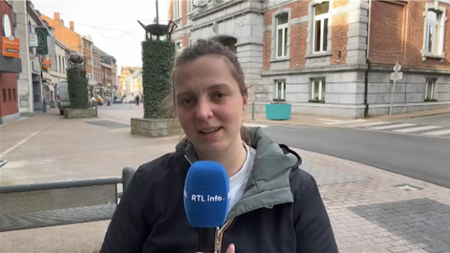 L'individu armé et cagoulé qui était recherché à Ciney a été arrêté pendant la nuit de jeudi à vendredi. Des riveraiens s'étaient inquiétés de le voir circuler autour
de la gare. Les autorités avaient alors déployé des moyens policiers sur place. Ce vendredi matin, la situation est sous contrôle. L'homme va être déféré devant le parquet de Namur dans les prochaines heures.