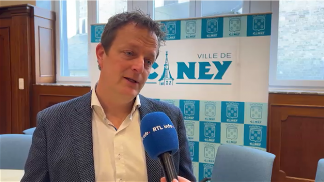 Le suspect est un homme âgé d'une trentaine d'années qui souffrirait de gros problèmes psychologiques.