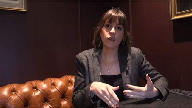 Joël Le Scouarnec, l'ex-chirurgien jugé pour viols et agressions sexuelles sur 299 victimes, dont de nombreux patients, a reconnu sa culpabilité pour l'intégralité des faits. Une nouvelle enquête a été ouverte pour trouver davantage de victimes. Depuis le début du procès, une véritable solidarité s'est tissée entre les victimes.