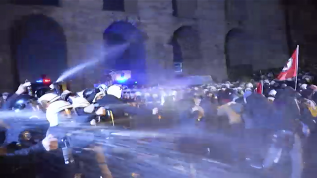Mobilisation massive en Turquie après l’arrestation du maire d’Istanbul: les policiers dispersent la foule avec des canons à eau