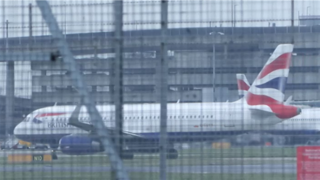 Après sa fermeture en raison d’une panne d’électricité provoquée par un incendie, l’aéroport de Heathrow a rouvert ses portes. Ce samedi matin, les vols reprennent avec des centaines d’agents supplémentaires sur les lieux. Cependant, des retards ou annulations sont toujours à prévoir.