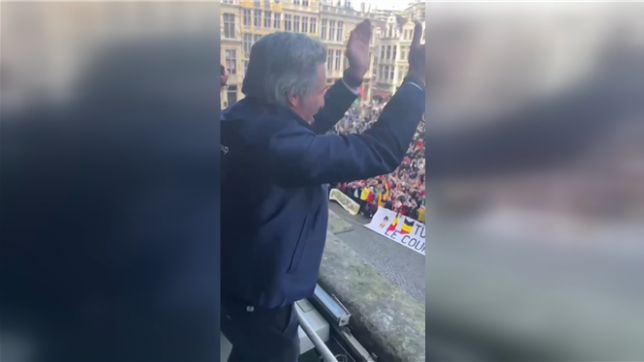 Denis Van Weynbergh, le premier Belge a avoir bouclé le Vendée Globe, a été célébré sur la Grand-Place de Bruxelles cet après-midi.