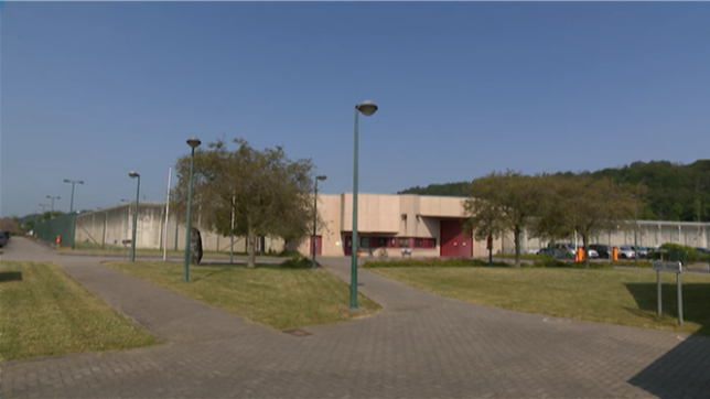 Une agression aurait pu mal tourner à la prison d'Andenne samedi soir. Un détenu a tenté de tuer une agent pénitentiaire en l'étranglant lorsqu'elle est entrée dans sa cellule.