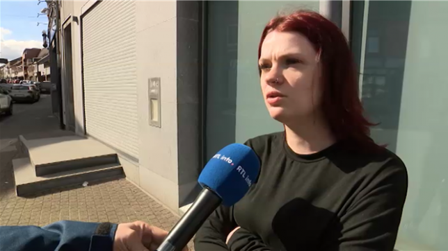 Les soumonces du carnaval de Quiévrain, en province de Hainaut, ont été perturbées samedi soir. Deux automobilistes ont voulu passer à travers le cortège. Ils s'en sont pris à des Gilles et à des musiciens. Trois personnes ont été légèrement blessées. Sandrine a été témoin des faits, elle nous raconte.